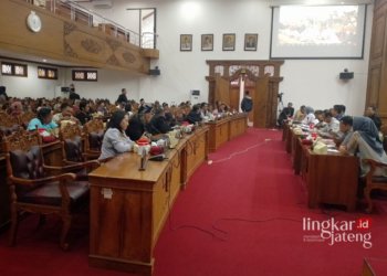 AUDIENSI: Puluhan PKL Alun-alun Kembangjoyo saat mengadu ke DPRD Pati, Kamis 6 Juni 2024. (Arif Febriyanto/Lingkarjateng.id)