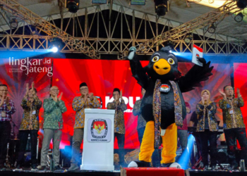 Peresmian Bang Pipin (Rembang Milih Pemimpin) sebagai maskot Pilkada 2024 oleh KPU Rembang. Kegiatan ini berlangsung di lapangan Alun Alun Rembang pada Sabtu malam, 1 Juni 2024. (Vicky Rio/Lingkarjateng.id)