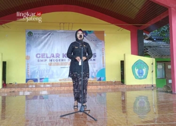 Kepala Sekolah SMP Negeri 2 Batangan, Kartini,S.Pd., M.Pd. saat membuka acara Gelar Karya dan Pentas Seni serta Launching Inovasi Adiwiyata pada Sabtu, 22 Juni 2024. (Dok. SMP Negeri 2 Batangan/Lingkarjateng.id)
