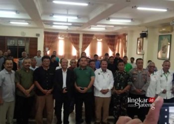 Terpilih Jadi Ketua PSSI Blora, Agung Waskito Akan Gelar Sejumlah Kompetisi Ini 25 Agung Waskito foto bersama Bupati dan pengurus PSSI Blora. (Hanafi/Lingkarjateng.id)