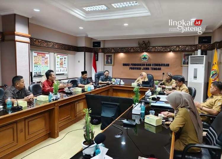 Ketua DPRD Blora HM Dasum (baju merah) saat berkoordinasi dengan Dinas Pendidikan dan Kebudayaan Provinsi Jawa Tengah. (Dok. Lingkarjateng.id)