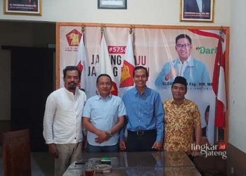 Ketua PGRI Grobogan Amin Hidayat mendaftarkan diri sebagai bacabup melalui DPC Partai Gerindra Grobogan. (Dok. Lingkarjateng.id)