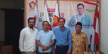 Ketua PGRI Grobogan Amin Hidayat mendaftarkan diri sebagai bacabup melalui DPC Partai Gerindra Grobogan. (Dok. Lingkarjateng.id)