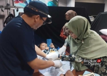 Aanak yatim saat menjalani proses khitan yang diselenggarakan Lazis Al-Ihsan Jateng Cabang Salatiga beker jasama dengan YBM PLN Salatiga pada Kamis, 27 Juni 2024. (Dok. Lingkarjateng.id)