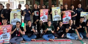 Komunitas Rokok Kretek Rempah CK atau Cigarskuie saat mendeklarasikan dukungan kepada Iswar Aminuddin yang maju sebagai Bakal Calon Walikota Semarang. (Rizky Syahrul Al-Fath/Lingkarjateng.id)