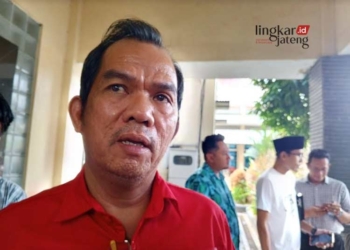 Pelaku Belum Tertangkap, Polresta Pati Didesak Usut Tuntas Kasus Perampokan Juragan Emas di Pucakwangi 32 Nimerodi Gulo dari Lembaga Studi dan Bantuan Hukum (LSBH) Teratai, selaku kuasa hukum korban perampokan juragan emas di Pucakwangi mendatangi Mapolresta Pati pada Selasa, 11 Juni 2024. (Setyo Nugroho/Lingkarjateng.id).