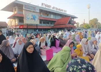 RAMAI: Ribuan jamaah sholat idul adha di halaman Stadion Joyokusumo Pati, Senin, 17 Juni 2024. (Nailin RA/Lingkarjateng.id)