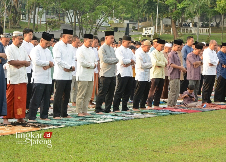 KHUSYUK: Suasana salat idul adha di Lapangan Makodam IV Diponegoro pada Senin, 17 Juni 2024. (Pendam IV Diponegoro/Lingkarjateng.id)