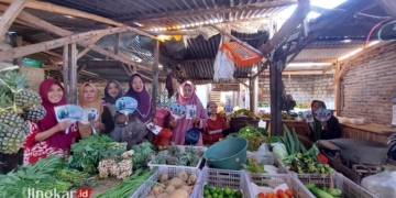 SOSIALISASI: Sejumlah pedagang Pasar Kragan Rembang saat menerima kunjungan Papera Rembang pada Sabtu, 22 Juni 2024. (Vicky Rio/ Lingkarjateng.id)