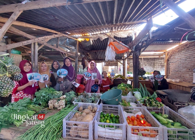 SOSIALISASI: Sejumlah pedagang Pasar Kragan Rembang saat menerima kunjungan Papera Rembang pada Sabtu, 22 Juni 2024. (Vicky Rio/ Lingkarjateng.id)