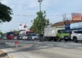 Jalan Pantura Karanganyar Demak Macet Imbas Pengecoran 29 Kendaraan roda empat maupun truk besar berhenti lantaran terjebak kemacetan di Jalan Pantura Karanganyar, Demak, pada Minggu, 30 Juni 2024. (M. Burhanuddin Aslam/Lingkarjateng.id)