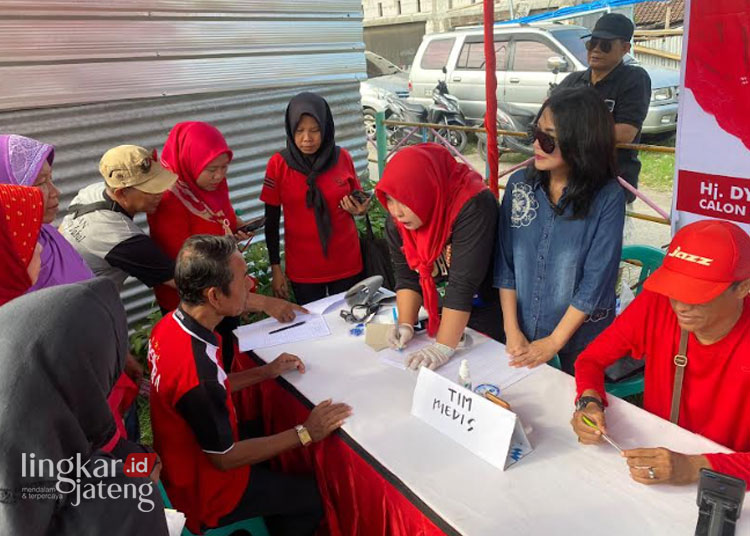 Maju Pilkada Kendal 2024, Mbak Tika Dapat Dukungan Pelaku UMKM 25 RAMAI: Para Pelaku UMKM memanfaatkan pengobatan gratis yang digelar oleh Dyah Kartika Permanasari, Minggu 9 Juni 2024. (Dok. Pribadi/Lingkarjateng.id)