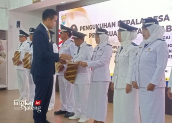 SIMBOLIS: Pengukuhan dipimpin oleh Bupati Kendal, Dico M Ganinduto di Pendopo Tumenggung Bahurekso Kendal, Jumat 7 Juni 2024. (Arvian Maulana/Lingkarjateng.id)