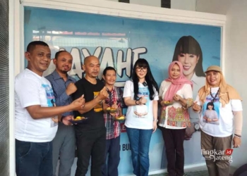 Calon Wakil Walikota Semarang, Dewi Susilo Budiharjo, saat meresmikan Posko Pemenangan di Jalan Singosari VII No. 11 B Kota Semarang pada Jumat, 21 Juni 2024. (Rizky Syahrul Al-Fath/Lingkarjateng.id)