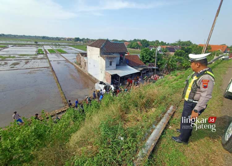 Mobil minibus terjun dan menimpa rumah warga di jalur arteri Weleri, Kabupaten Kendal. (Dok. Polres Kendal/Lingkarjateng.id)