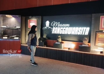 Museum Ranggawarsita Semarang Gelar Pameran Kisah Klasik Jawadwipa, Dilengkapi Fasilitas AI 25 Salah satu pengunjung saat mengunjungi pameran di Museum Ranggawarsita, Rabu, 12 Juni 2024. (Rizky Syahrul Al-Fath/Lingkarjateng.id)