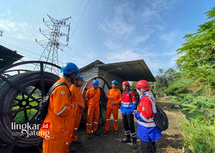 Jelang Idul Adha, PLN Rampungkan Jaringan Transmisi SUTT 150 KV Bringin-Boyolali-Mojosongo 25 Pegawai PLN UPT Salatiga yang terlibat dalam pekerjaan rekonduktoring SUTT 150 KV Bringin-Boyolali-Mojosongo tengah melakukan persiapan awal sebelum memulai pekerjaan di Salatiga pada Selasa (12/06). (PLN/Lingkarjateng.id)