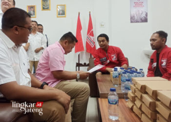 Joko Suranto, Crazy Rich Grobogan saat mengambil formulir pendaftaran cagub di DPW PSI Jateng, Kamis (13/6) sore. (Rizky Syahrul Al-Fath/Lingkarjateng.id)