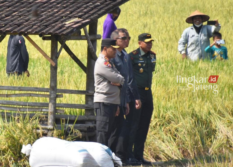 Pangdam IV/Diponegoro Mayjen TNI Deddy Suryadi saat melakukan tugas pengamanan agenda kunjungan kerja Presiden Joko Widodo di wilayah Jawa Tengah, Rabu 19 Juni 2024. (Pendam IV/Diponegoro/Lingkarjateng.id)