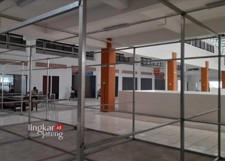 Suasana persiapan pemasangan sekat los pedagang Pasar Weleri I. (Arvian Maulana/Lingkarjateng.id)