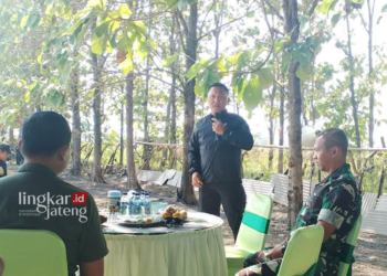 SAMBUTAN: Dandim Kodim 0718/Pati Letkol Inf. Jon Young Saragi saat memberikan sambutan pada acara coffe morning bersama awak media di Lapangan Tembak Alugoro, Jumat, 21 Juni 2024. (Arif Febriyanto/Lingkarjateng.id)