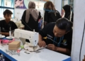 MENJAHIT: Peserta pelatihan kerja di LPK A’Nur Landungsari, Kota Pekalongan sedang menjahit bahan tekstil, Kamis, 6 Juni 2024. (Kominfo Kota Pekalongan/Lingkarjateng.id)