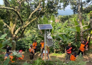 BPBD Kudus Pasang Alat Pendeteksi Longsor di Empat Titik Ini, Begini Cara Kerjanya 28 Relawan BPBD Kabupaten Kudus saat memasang EWS atau alat pendeteksi longsor di Desa Japan, Kecamatan Dawe, pada Jumat, 21 Juni 2024. (Nisa Hafizhotus S./Lingkarjateng.id)