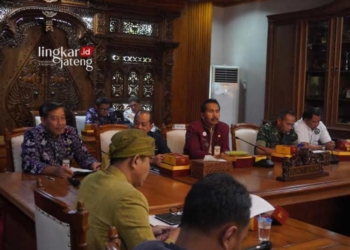 Suasana rapat virtual bersama Menteri Dalam Negeri (Mendagri) Tito Karnavian di Ruang Command Center Setda Jepara pada Senin, 10 Juni 2024. (Muhammad Aminudin/Lingkarjateng.id)