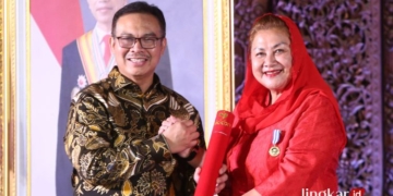 SIMBOLIS: Wali Kota Semarang Hevearita Gunaryanti Rahayu menerima penghargaan Manggala Karya Kencana yang diserahkan Kepala BKKBN RI, Hasto Wardoyo, di Grand Merapi Ballroom, PRPP Semarang, Jumat, 28 Juni 2024 malam. (Pemkot Semarang/Lingkar.news)