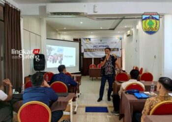 SAMPAIKAN MATERI: Salah satu pemateri, Fauzan Mawardi, saat menyampaikan materi kepada peserta pelatihan pemasaran digital bagi pelaku wisata di Hotel Julia Jepara pada Selasa, 25 Juni 2024. (Muhammad Aminudin/Lingkarjateng.id)