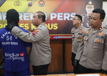 KONFERENSI PERS: Kapolres Kudus AKBP Dydit Dwi Susanto saat memberikan pertanyaan kepada oknum pengurus ponpes dalam konferensi pers, Kamis, 13 Juni 2024. (Nisa Hafizhotus Syarifa/Lingkarjateng.id)