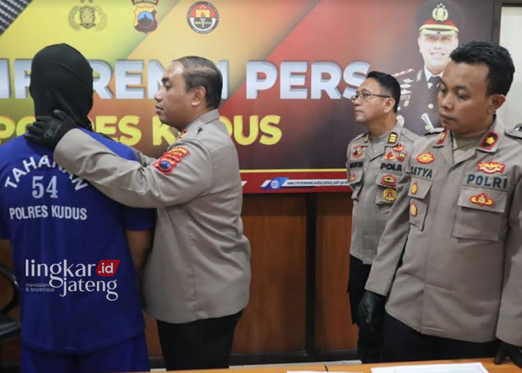 Pengurus Ponpes di Kudus yang Hukum Santri hingga Tangan Melepuh Ditangkap Polisi 25 KONFERENSI PERS: Kapolres Kudus AKBP Dydit Dwi Susanto saat memberikan pertanyaan kepada oknum pengurus ponpes dalam konferensi pers, Kamis, 13 Juni 2024. (Nisa Hafizhotus Syarifa/Lingkarjateng.id)
