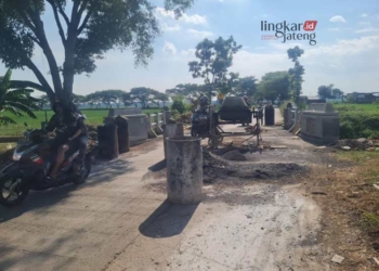 Mulai Bisa Dilewati, Perbaikan Jembatan di Desa Mayong Kidul Jepara Habiskan Dana Segini 26 Beberapa kendaraan melintasi jembatan di Desa Mayong Kidul, Kecamatan Mayong, Kabupaten Jepara, yang masih dalam progres pembangunan. (Muhammad Aminudin/Lingkarjateng.id)