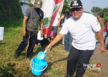 MENYIRAM TANAMAN: Wakil Wali Kota Pekalongan, Salahudin, melakukan penanaman pohon dalam rangka memperingati Hari Lingkungan Hidup di Kawasan Stadion Hoegeng Kota Pekalongan, Rabu, 5 Juni 2024. (Kominfo Kota Pekalongan/Lingkarjateng.id)