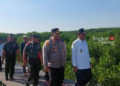 Bupati Rembang Abdul Hafidz bersama jajaran Frokopimda Kabupaten Rembang menghadiri Rembang kegiatan penanaman 500 pohon mangrove di Pantai Pasarbanggi, Kecamatan Rembang pada Rabu pagi, 19 Juni 2024. (Vicky Rio/Lingkarjateng.id)