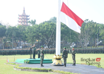 Pelaksanaan Upacara Bendera 17-an Bulan Juni di Lapangan Makodam yang diikuti seluruh Prajurit dan PNS Makodam, Rabu, 19 Juni 2024. (Pendam IV/Diponegoro/Lingkarjateng.id)