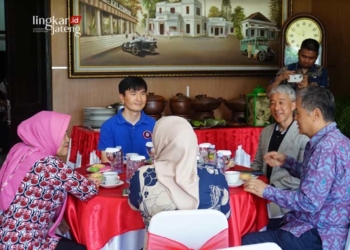 Gara-gara Ini Pertukaran Pelajar Salatiga-Mungyeong Korea Selatan Terancam Batal 27 Plh Wali Kota Salatiga Wuri Pujiastuti (berkerudung warna pink) saat menerima kunjungan perwakilan Pemerintah Kota Mungyeong, Gyeongsang Utara, Korea Selatan di Kantor Pemkot Salatiga, beberapa hari lalu. (Prokompim Setda Salatiga/Lingkarjateng.id)