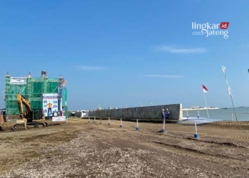 Tampak proyek pembangunan tanggul laut di Kampung Tambaklorok, Kota Semarang. (HMS. Pemkot Semarang/Lingkarjateng.id)