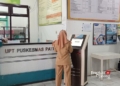 INPUT DATA: Salah satu petugas Puskesmas Pati I sedang melakukan input data administrasi peserta JKN. (Setyo Nugroho/Lingkarjateng.id)