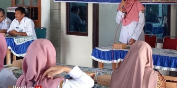 MUSYAWARAH: Camat Gemuh, Kartini (berdiri) saat memberikan sambutan dalam kegiatan Musdes Rembuk Stunting di Desa Krompaan, Kecamatan Gemuh, Kendal, Rabu, 19 Juni 2024. (Arvian Maulana/Lingkarjateng.id)