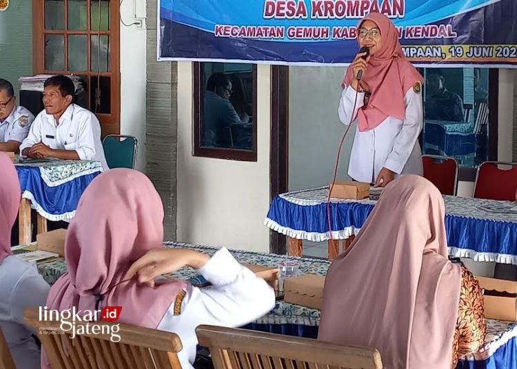 MUSYAWARAH: Camat Gemuh, Kartini (berdiri) saat memberikan sambutan dalam kegiatan Musdes Rembuk Stunting di Desa Krompaan, Kecamatan Gemuh, Kendal, Rabu, 19 Juni 2024. (Arvian Maulana/Lingkarjateng.id)