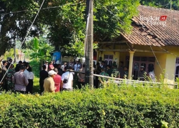 Puluhan personil gabungan tengah melakukan eksekusi pengosongan rumah milik Mahmud Romadi (49) warga Dukuh Sawangan Barat Rt 05 Rw 02 Nomor 32, Desa Sawangan, Kecamatan Doro, Kabupaten Pekalongan, pada Selasa, 25 Juni 2024. (Fahri Akbar/Lingkarjateng.id)