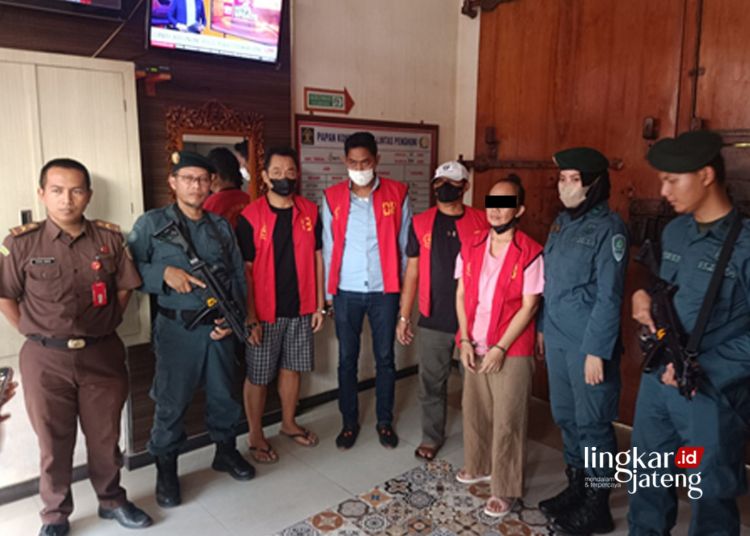 Rusak dan Cemari Taman Nasional Karimunjawa Jepara, 4 Pengusaha Tambak Udang segera Disidang 25 TERSANGKA: Empat tersangka perusakan dan pencemaran Taman Nasional Karimunjawa, Kabupaten Jepara saat diamankan petugas. (Gakkum KLHK Wilayah Jabalnusra/Lingkarjateng.id)