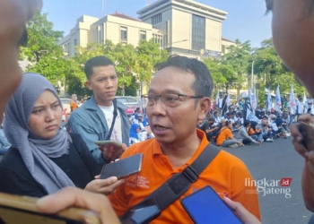 Aliansi Buruh Sebut Pemprov Tutup-tutupi Fakta PHK Massal di Jawa Tengah 30 Sekretaris Aliansi Buruh Jawa Tengah (ABJAT) Aulia Hakim saat mengikuti demo buruh beberapa minggu yang lalu di Depan Kantor Gubernur Jawa Tengah. (Rizky Syahrul Al-Fath/Lingkarjateng.id)