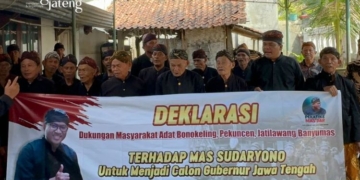 DEKLARASI: Masyarakat adat Bonokeling di Desa Pekuncen, Kecamatan Jatilawang, Kabupaten Banyumas deklarasi dukung Sudaryono di Pilgub Jateng. (Gerindra Jateng/Lingkarjateng.id)