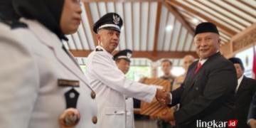SIMBOLIS: Penjabat Bupati Pati, Henggar Budi Anggoro, menyerahkan SK perpanjangan masa jabatan kades di Pendopo Kabupaten Pati Kamis, 20 Juni 2024. (Setyo Nugroho/Lingkarjateng.id)