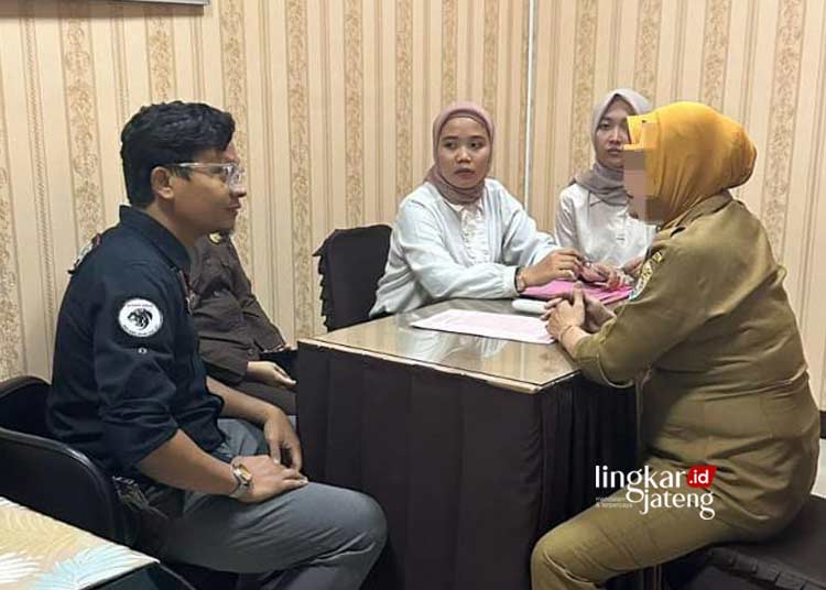 Tersangka kasus tukar guling tanah Desa Botomulyo saat diperiksa Tim Penyelidik Kejari Kendal. (Dok. Lingkarjateng.id)