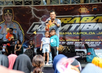 Kapolda Jateng Irjen Pol Ahmad Luthfi memberi sambutan dalam kegiatan Trabas Kamtibmas di wilayah Kedung Ombo, Grobogan. (Dok. Lingkarjateng.id)