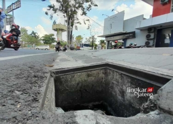 Tutup inlet saluran air yang menghubungkan jalan raya menuju gorong-gorong di bawah trotoar di Grobogan banyak yang hilang. (Eko Wicaksono/Lingkarjateng.id)