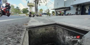 Tutup inlet saluran air yang menghubungkan jalan raya menuju gorong-gorong di bawah trotoar di Grobogan banyak yang hilang. (Eko Wicaksono/Lingkarjateng.id)